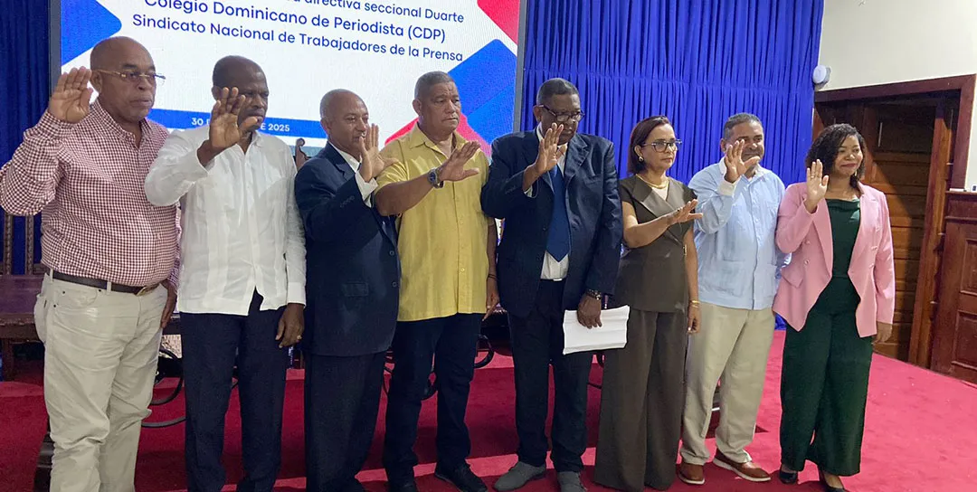 El periodista Pedro Antonio “Tito” Marte (cuarto desde la derecha) fue juramentado como nuevo secretario general del SNTP Seccional Duarte para el período 2025-2027, junto a los demás integrantes de la directiva: Eliana Marte, Giovany García, Luz Esther Santos, Orlando Roque (Chon), Nelcido Urbaez, Domingo Peña y Miguel Hidalgo.
